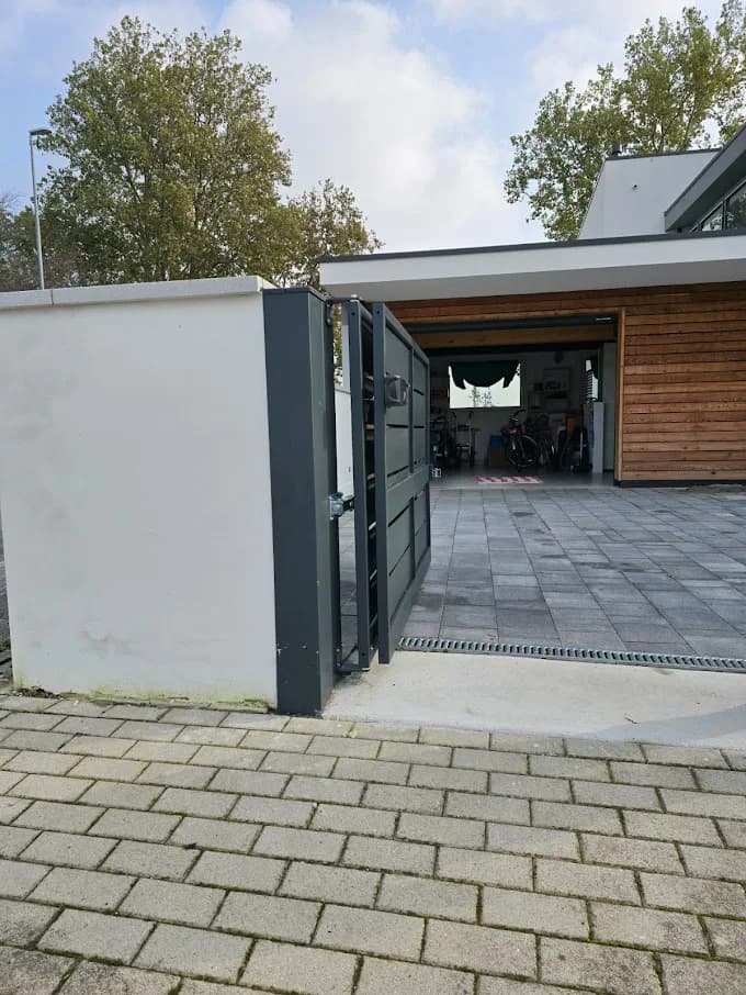 Cancello battente moderno su ingresso residenziale